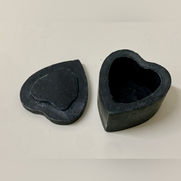 Vtg Hand Carved Soapstone Engraved Heart Shaped Lidded Relief Trinket Box - Picture 6 of 16